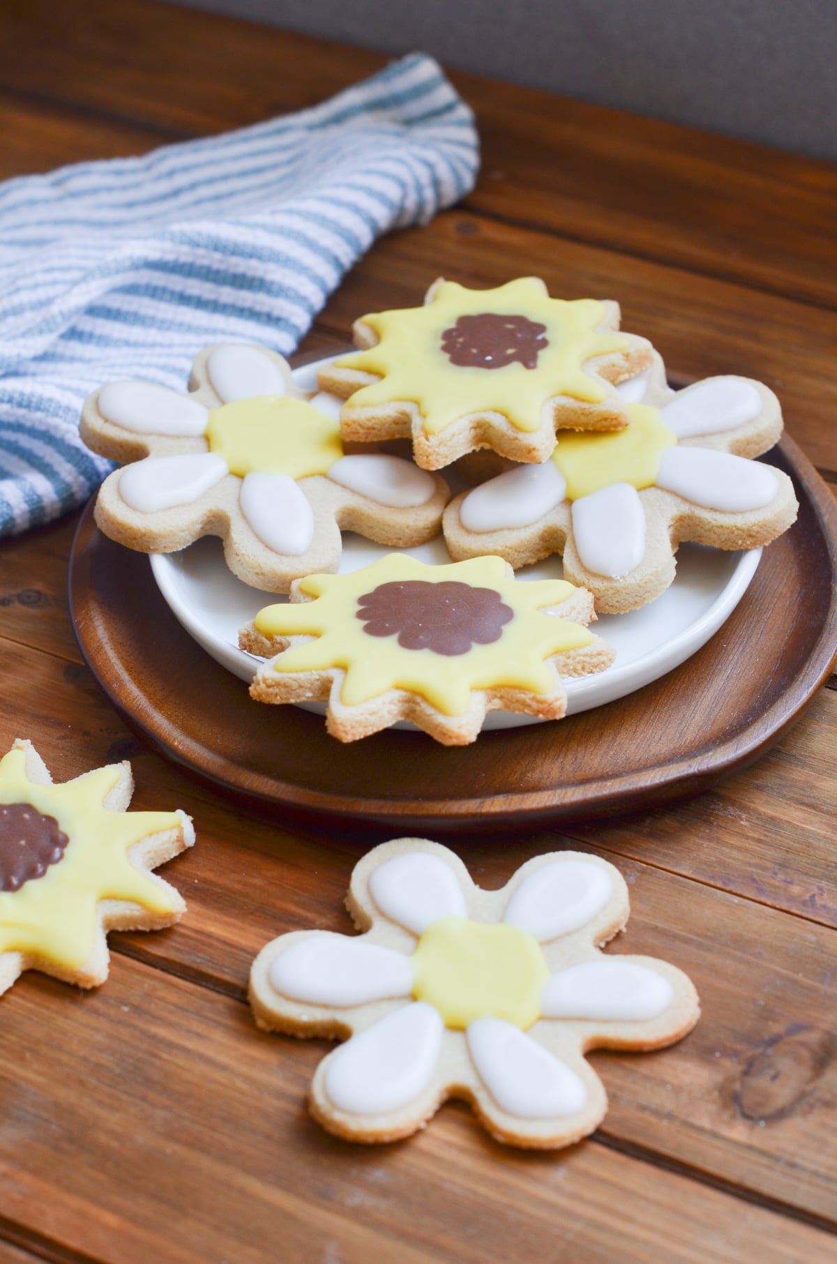 flower vegan sugar cookies decorated on table.